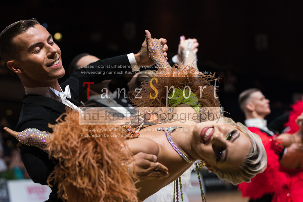 20250820_WDSF Standard Rising Stars R3-3336 | Tanzsportbilder, Standardtanz, Lateintanz, WDSF, DTV, LTVB, dancecomp, goc, hessen tanzt, blaues band der spree, walzer, tango, wiener walzer, slowfox, quickstepp, samba, rumba, cha-cha-cha, paso doble. jive, hd-kroft photography, turniertanzsport