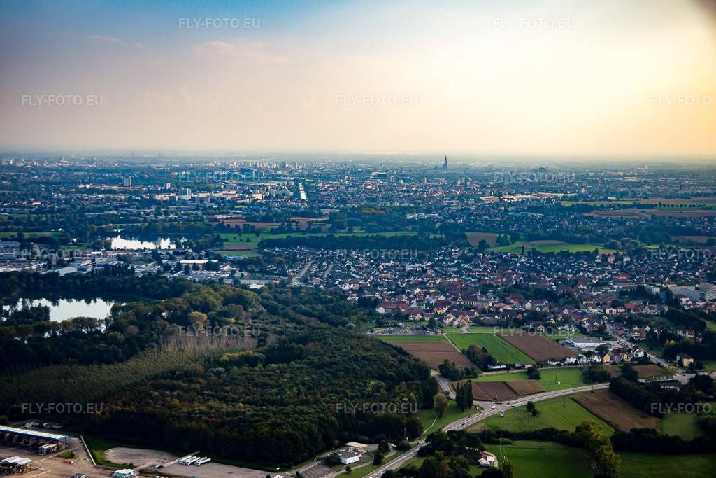 Vue aérienne: Strasbourg vue du nord à Hœnheim dans le département Bas Rhin, France. Photo: IMG_074110.jpg prise le 04/10/2014 par Werner Riehm/FLY-FOTO.eu – Résolution de l'original: 5472 x 3648 px