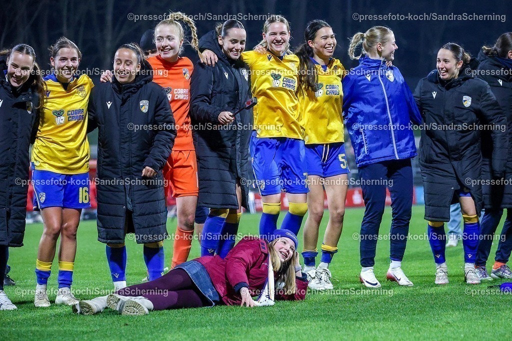 xSSCHx14122501066  | 14.12.2025, xsscx, Frauen Fussball, 1. FC Koeln - FC Carl Zeiss Jena, 1. Fussball Bundesliga, 13. Spieltag, Franz-Kremer-Stadion, Saison 2025 2026: die Spielerinnen von Carl Zeiss Jena feiern ihren ersten Saisonsieg nach dem 0:1 gegen des 1. FC Koeln DFB regulations prohibit any use of photographs as image sequences and or quasi-video. Photo:xSandraxScherningxPressefotoKochx