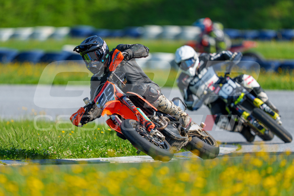 SuperMoto_Staatsmeisterschaft_Greinbach_110 | GRIPcapture steht für authentische Sportfotografie in Österreich – für Momente, die mehr sind als Geschwindigkeit oder Ergebnis. Es geht um Emotion, Spannung, Fokus und den Augenblick, der oft nur einen Wimpernschlag dauert.Ob Motorsport, Teamsport oder 