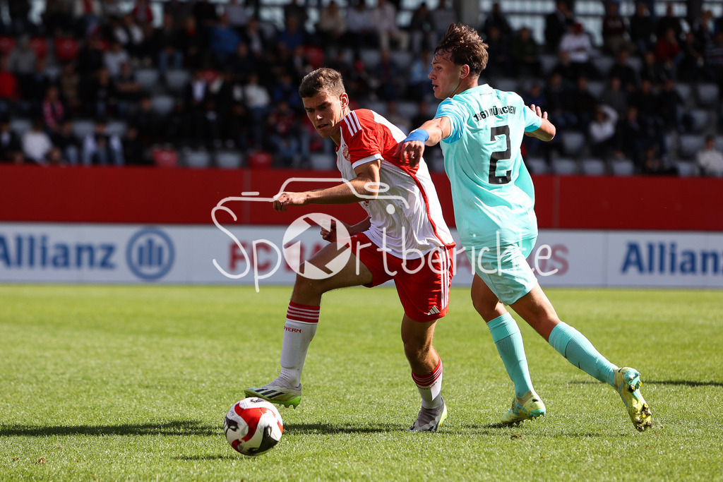FC Bayern Muenchen U19 - TSV 1860 Muenchen U19 | Robert RAMSAK (FCB #9) im Duell mit Lukas REICH (TSV #2) / Zweikampf