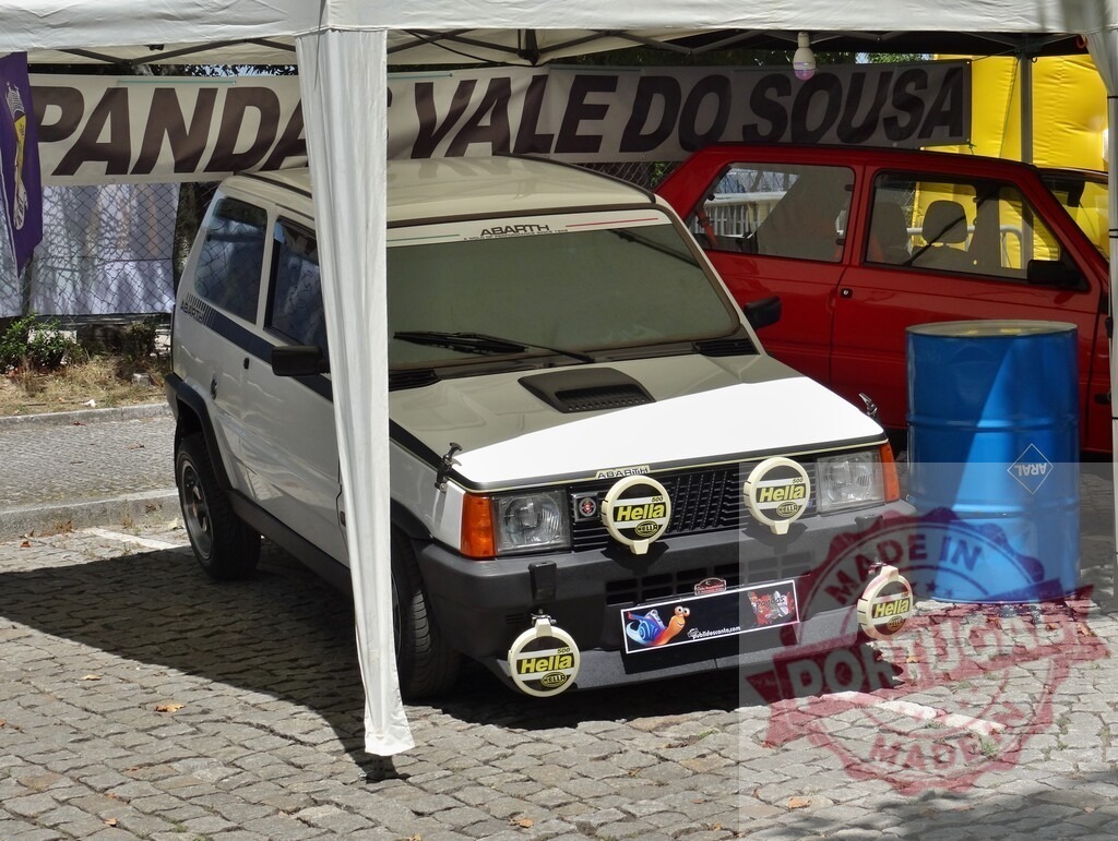 Fiat Panda Abarth rally car at Panda Vale do Sousa event | Fiat Panda Abarth rally car parked under a tent at an outdoor car show - Realisiert mit Pictrs.com
