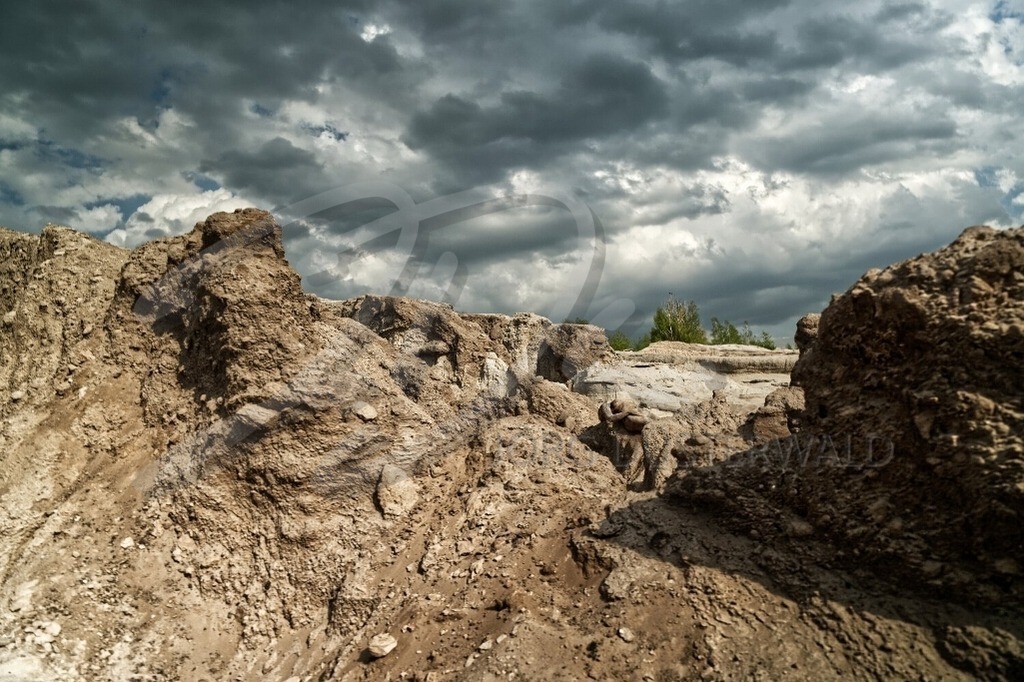 NatureArt-SANDBERGE_0993 | Dunkle Wolken über Sandgeröll | #010 | Modell: Tatjana Heinz | Foto: Hendrik Penschuck - Realisiert mit Pictrs.com