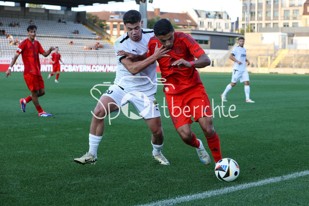 FC Bayern Amateure - DjK Vilzing | Im Duell Martin TIEFNBRUNNER (DJK Vilzing #40) und Davide DELL´ERBA (FC Bayern München II #3) / Zweikampf / Regionalliga Bayern: FC Bayern München II - DjK Vilzing, Grünwalder Stadion am 30.08.2024