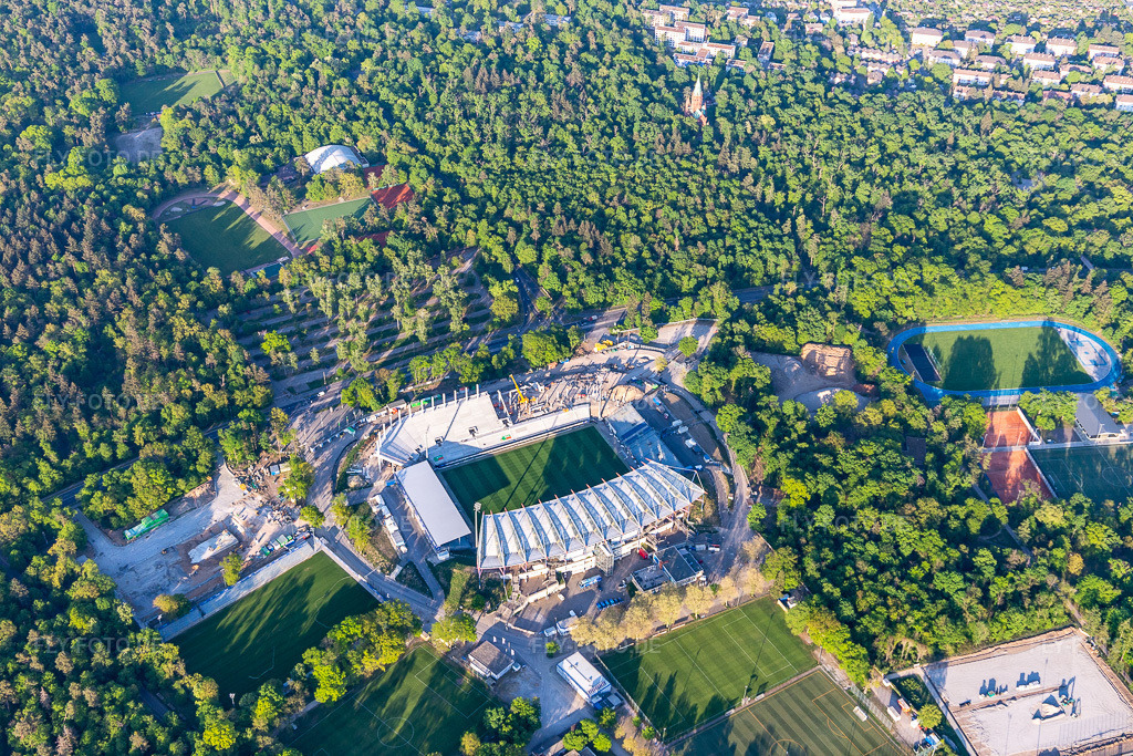 Luftbild: Umbau Wildparkstadion des KSC im Ortsteil Innenstadt-Ost in Karlsruhe im Bundesland Baden-Württemberg in Deutschland. Foto: IMG_120529.jpg vom 23.04.2020 durch Werner Riehm/FLY-FOTO.de