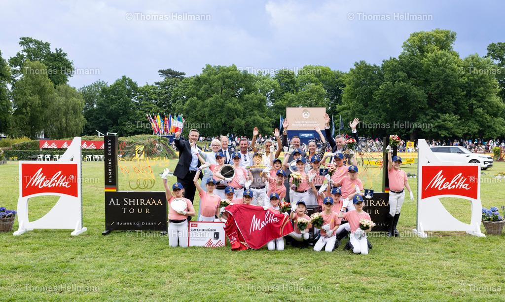 TH_Derby Abschluss_ Matthias Rensch_ Ann Katrin Linsenhoff_ Matthias Alexander Rath_ Jörg + Kristina Anrecht_ Jörg Semmler_ Philipp Kloth_ Schleifenkinder_29436 | Al Shiraàa Deutsches Spring- und Dressur-Derby 2025 am 01.06.25 in Hamburg, Thomas Hellmann, Derby Abschluss, Matthias Rensch, Ann Katrin Linsenhoff, Matthias Alexander Rath, Jörg + Kristina Anrecht, Jörg Semmler, Philipp Kloth, Schleifenkinder