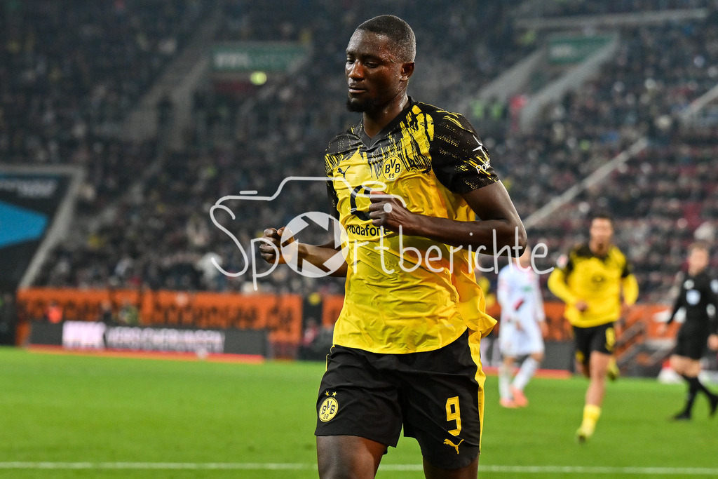 FC Augsburg - Borussia Dortmund | AUGSBURG, GERMANY - Serhou GUIRASSY (Borussia Dortmund 9) celebrates the goal to 0-1 during the bundesliga match between FC Augsburg vs. Borussia Dortmund on matchday 9 at WWK Arena on October 31, 2025 in Augsburg, Germany / DFL REGULATIONS PROHIBIT ANY USE OF PHOTOGRAPHS AS IMAGE SEQUENCES AND/OR QUASI-VIDEO / Carney CHUKWUEMEKA (Borussia Dortmund 17)