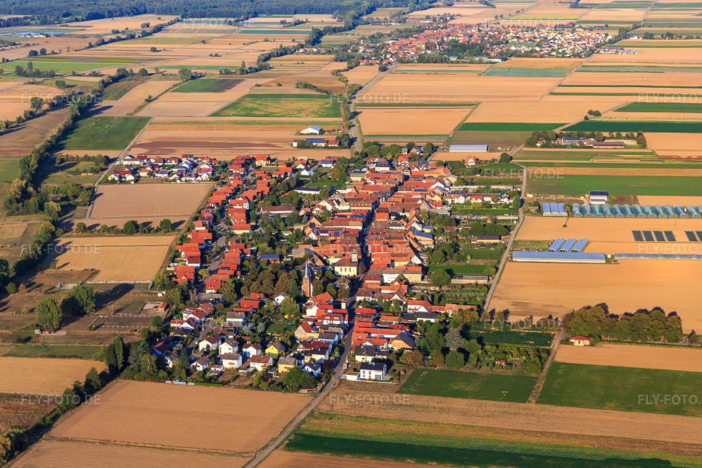 Luftbild: Dorfansicht aus Westen in Böbingen im Bundesland Rheinland-Pfalz in Deutschland. Foto: IMG_111833.jpg vom 16.09.2018 durch Werner Riehm/FLY-FOTO.de