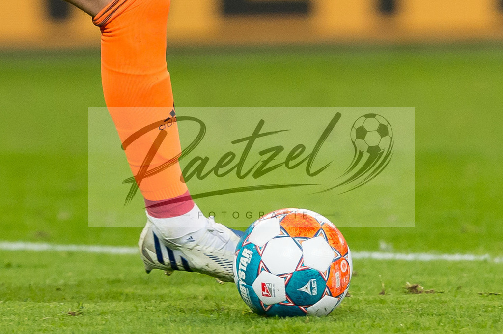 HSVSCF20220419_383 | Fussball, Herren: . Ball am Fuss beim DFB-Pokal-Halbfinalspiel zwischen Hamburger SV und SC Freiburg im Volksparkstadion am 19.04.2022 in Hamburg, Deutschland.DFB / DFL REGULATIONS PROHIBIT ANY USE OF PHOTOGRAPHS AS IMAGE SEQUENCES AND/OR QUASI-VIDEO. - Realisiert mit Pictrs.com