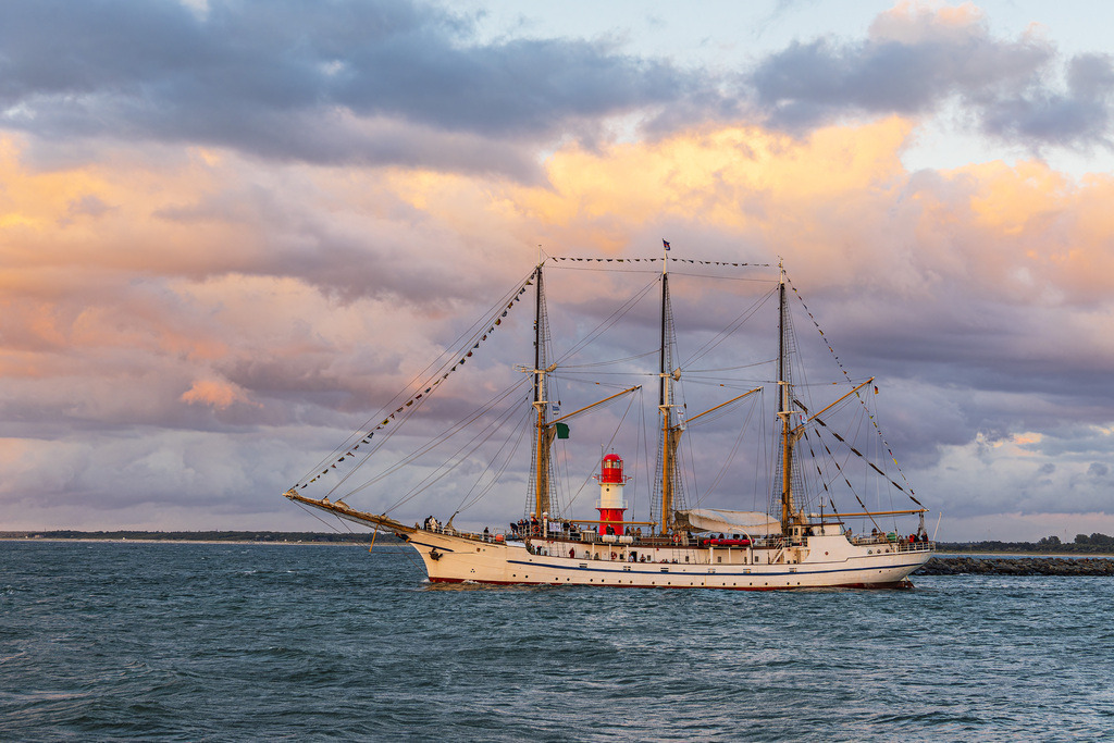 Molenturm und Segelschiff auf der Ostsee während der Hanse Sail in Rostock | Molenturm und Segelschiff auf der Ostsee während der Hanse Sail in Rostock.
