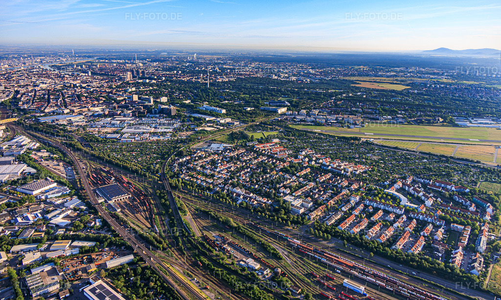 Luftbild: Stadtsansicht aus Südosten zwischen Rangierbahnhof. City AirportMannheim und im Ortsteil Oststadt in Mannheim im Bundesland Baden-Württemberg in Deutschland. – Foto: IMG_157441.jpg vom 18.06.2026 durch Werner Riehm/FLY-FOTO.de – Auflösung des Originals: 5675 x 3399 px – NECKARWWW.FLUGPLATZ-MANNHEIM.DE