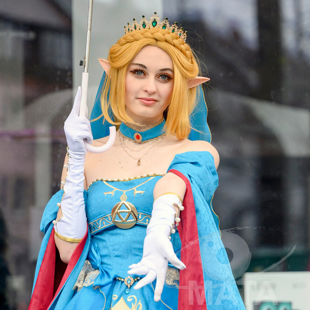 _DWA2251 | Trotz Nieselregen schlängelte sich der „Gaudiwurm“ am Sonntag durch die Nürnberger Innenstadt an tausenden Faschingsfans vorbei.  Nürnberg, 11.02.2024 - Realisiert mit Pictrs.com