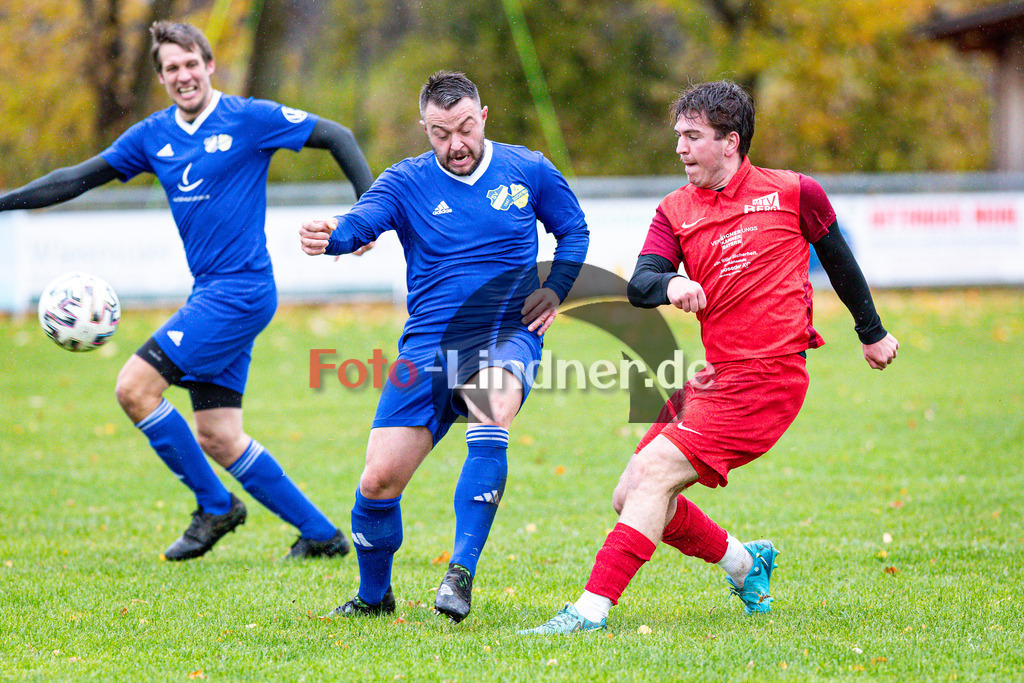 SG SV Eberfing/SV Söchering gegen MTV Berg II | Fußball Herren A-Klasse Gruppe 5 Zugspitze 2025/26 14. Spieltag, SG SV Eberfing/SV Söchering gegen MTV Berg II, 20251102,Zweikampf,2025-11-02 in Obersöchering (Sportplatz Obersöchering), Thomas HAAS (SG SV Eberfing/SV Söchering 17), Christoph SPETH (MTV Berg II 9)Copyright: WolfgangxLindner www.foto-lindner.de