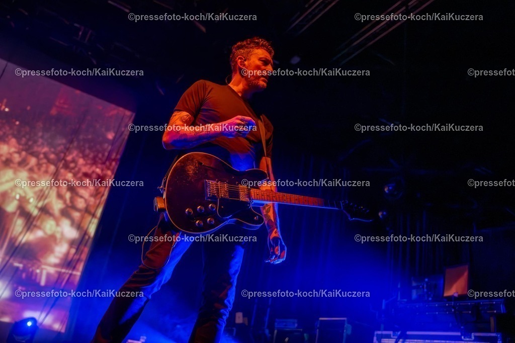 KKU07022501015 | 07.02.2025, xkkux, Düsseldorf, Die Band Snow Patrol performt bei ihrer Deutschlandtour in der Mitsubishi Electric HALLE. Im Bild Nathan Connolly