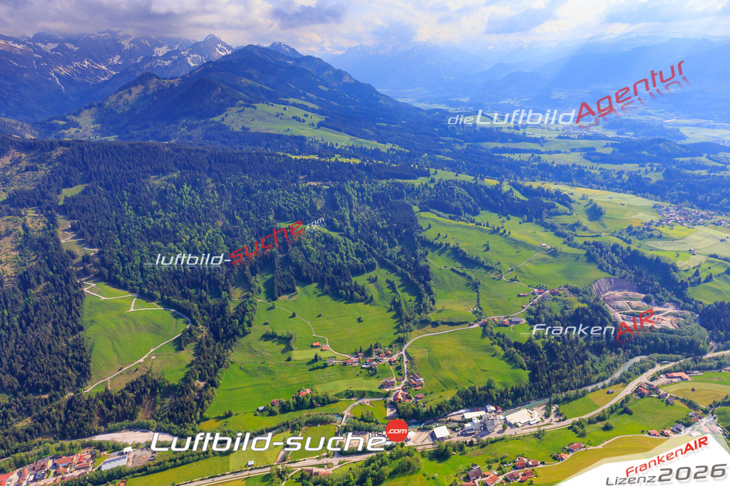 Die Luftaufnahme Riedle - Bad-hindelang wurde vom UL-Flugzeug (keine Drohne) aus fotografiert.Hohe Druck- Auflösung-die Geschenkidee!