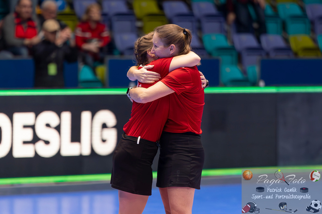 Volvo E.R.B. Final 4 Halbfinale Frauen: Mannheimer HC - Düsseldorfer HC, 25.01.2025 | Schiedsrichterinnen Michelle Meister &amp; Teresa Lipsky Mannheimer HC - Düsseldorfer HC, Frankfurt, Süwag Arena, 25.1.2025 - Realisiert mit Pictrs.com