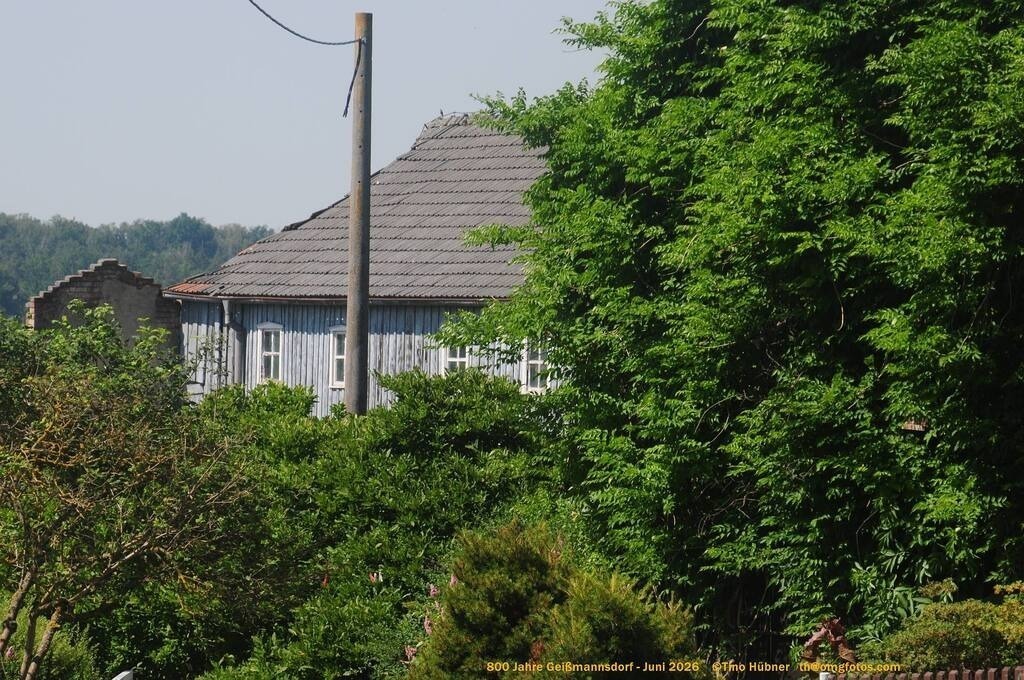 Geißmannsdorf-2026-Ortsbilder-031 | Geißmannsdorf bei Bischofswerda im Sommer 2026. Ein fotografischer Streifzug durch das Dorf Geißmannsdorf, mit Gebäuden, Straßen, Strohpuppen und geschmückten Vorgärten und Grundstücken anlässlich der 800-Jahr-Feier von Geißmannsdorf im Juni 2026 - Realisiert mit Pictrs.com