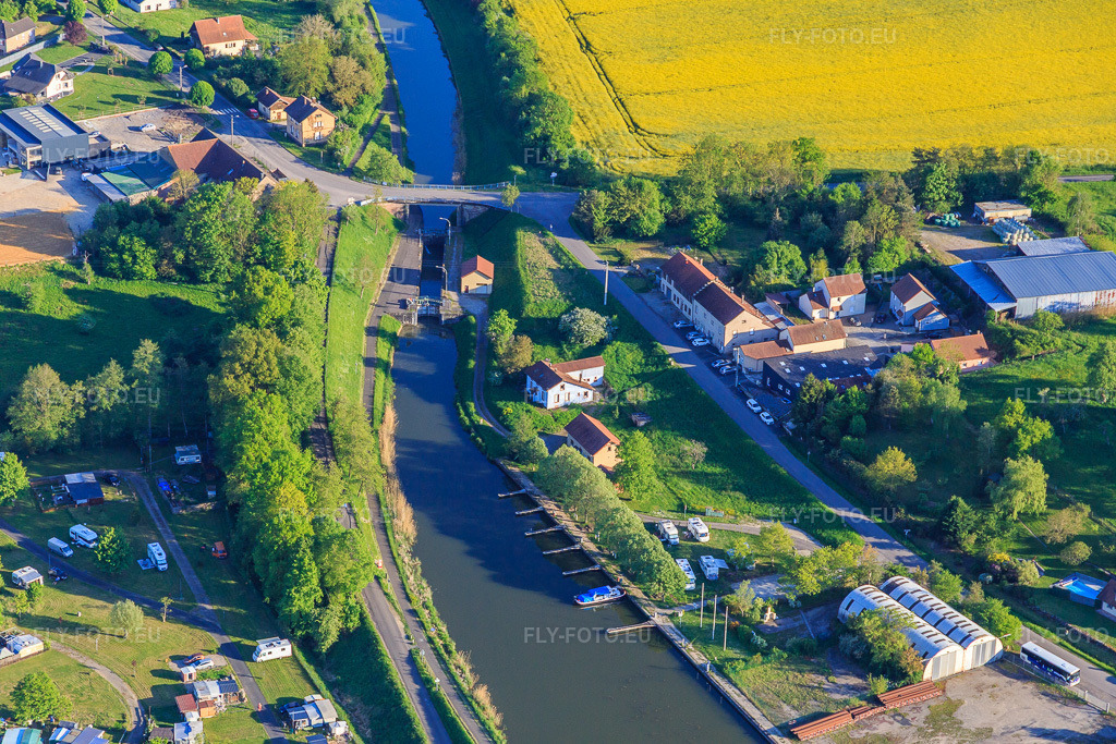 Vue aérienne: Écluse n°17 d'Harskirchen sur le canal des houllères de la Sarre à Harskirchen dans le département Bas Rhin, France – .Photo: IMG_146130.jpg prise le 01/05/2025 par Werner Riehm/FLY-FOTO.eu – Résolution de l'original: 5472 x 3648 px – Voies navigables de France, opérateur national de l'ambition fluviale - VNF