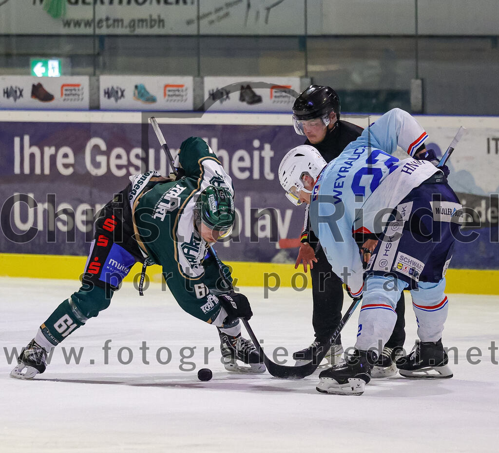 2025-12-23_146_TSV_Erding_gegen_Heilbronner_Falken | Erding, Deutschland, 23.12.2025:Eishockey, Oberliga Süd 2025 / 2026, 29. Spieltag, TSV Erding gegen Heilbronner Falken, Endergebnis: 5:4Dennis Miller (Erding Gladiators, #61), Thore Weyrauch (Heilbronner Falken, #22)Foto: Christian Riedel / fotografie-riedel.net
