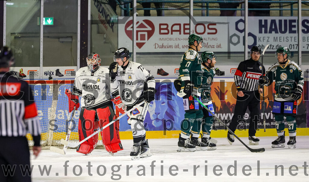 2025-11-25_091_TSV_Erding_gegen_EHF_Passau_Black_Hawks | Erding, Deutschland, 25.11.2025:Eishockey, Oberliga Süd 2025 / 2026, 20. Spieltag, TSV Erding gegen EHF Passau Black Hawks, Endergebnis: 2:3 n.V.Torwart Janik Engler (EHF Passau Black Hawks, #30), Elia Ostwald (Erding Gladiators, #17), Grady Hobbs (Erding Gladiators, #22), Thomas Matheson (Erding Gladiators, #37)Foto: Christian Riedel / fotografie-riedel.net