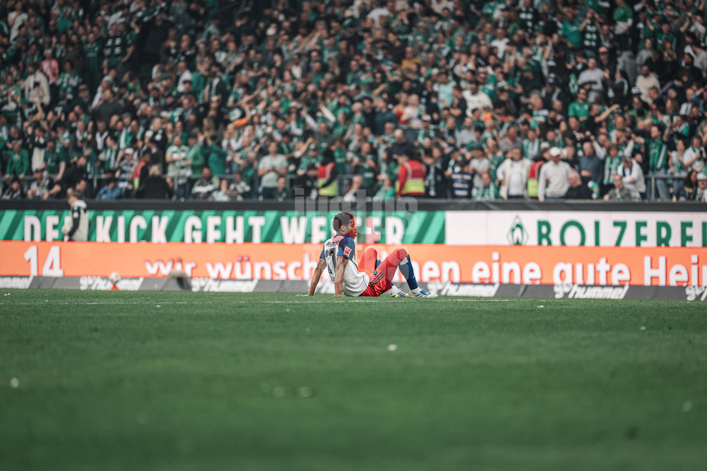 Fußball | Männer | Saison 2025/2026 | 1. Fußball-Bundesliga | 30. Spieltag | SV Werder Bremen vs. Hamburger SV | 18.04.2026 | Warmed Omari (#17, HSV) enttäuscht am Boden nach der Niederlage im Nordderby