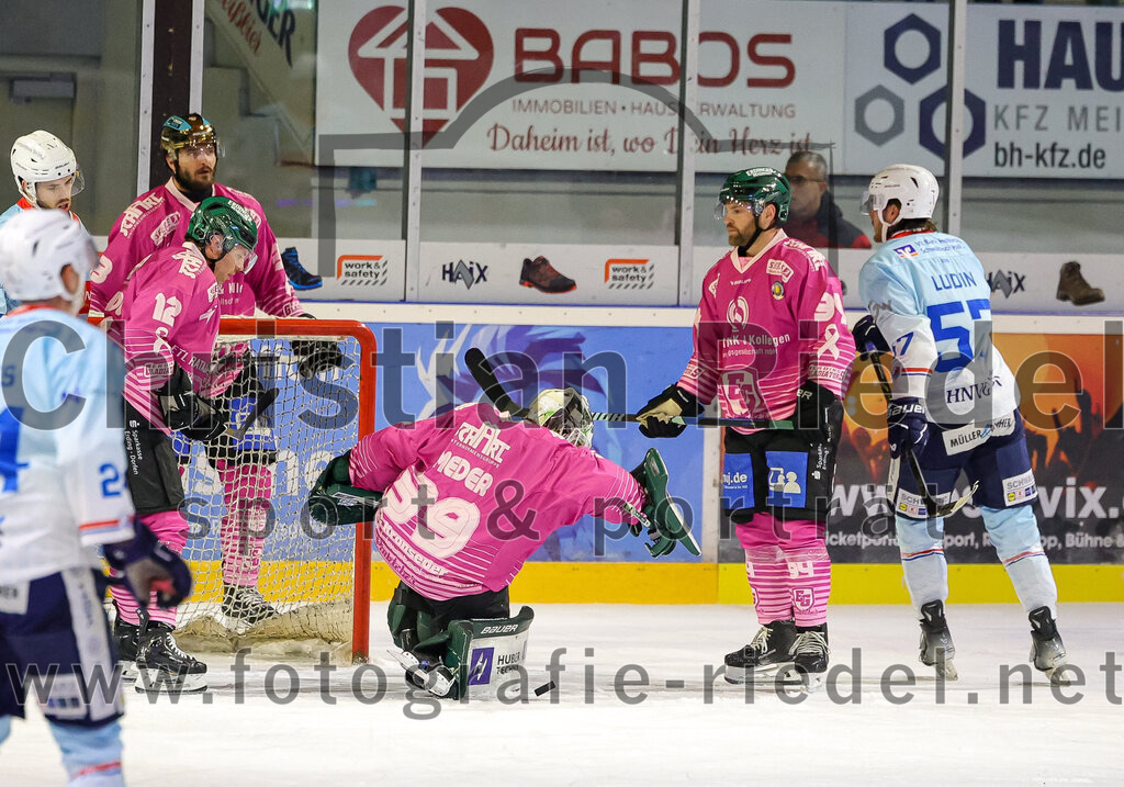 2025-10-05_144_TSV_Erding_gegen_Heilbronner_Falken | Erding, Deutschland, 05.10.2025:Eishockey, Oberliga Süd 2025 / 2026, 6. Spieltag, TSV Erding gegen Heilbronner Falken, Endergebnis: 3:1Thomas Brandl (Erding Gladiators, #12), Torwart Leon Meder (Erding Gladiators, #39), Bastian Cramer (Erding Gladiators, #34), Luis Ludin (Heilbronner Falken, #57)Foto: Christian Riedel / fotografie-riedel.net
