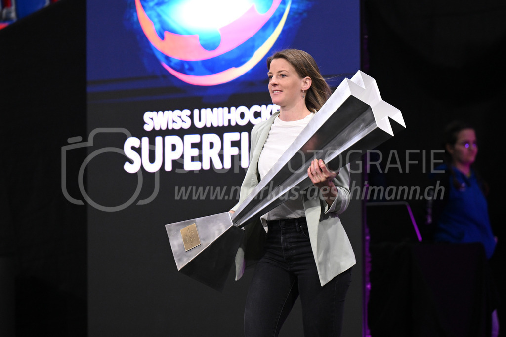 Kloten-Dietlikon Jets vs Skorpion Emmental Zollbrück - 15. April 2023 | 15.04.2023, Kloten, stimo arena, Swiss Unihockey Superfinal Frauen: Kloten-Dietlikon Jets - UHV Skorpion Emmental, Mirjam Hintermann bringt den Pokal in die stimo arena. - Realisiert mit Pictrs.com