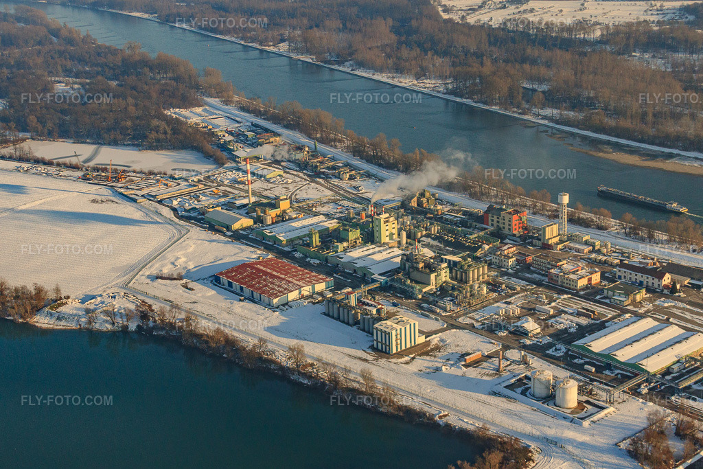 Aerial view: Chemical industry on the Rhine in winter with snow in Lauterbourg in the state Bas-Rhin, France. – Photo: IMG_36587.jpg taken on 01/05/2011 by Werner Riehm/FLY-FOTO.com – Resolution of the original: 4019 x 2679 px