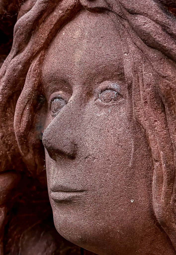 Roter Sandstein – Vergängliche Schönheit Skulpturen-Porträt | Ein ausdrucksstarkes Porträt voller Charakter und Haptik. Diese detailreiche Fotokunst-Aufnahme fängt das sandsteinfarbene Gesicht einer historischen Skulptur ein. Die raue, poröse Textur des Steins und der sanfte Lichteinfall verleihen dem Bild eine zeitlose, melancholische Tiefe. Ein edler Blickfang für moderne Wohnräume, stilvolle Praxen oder Büros. Empfohlen als Großformat auf Alu-Dibond für eine greifbare Oberflächenwirkung. - Realisiert mit Pictrs.com