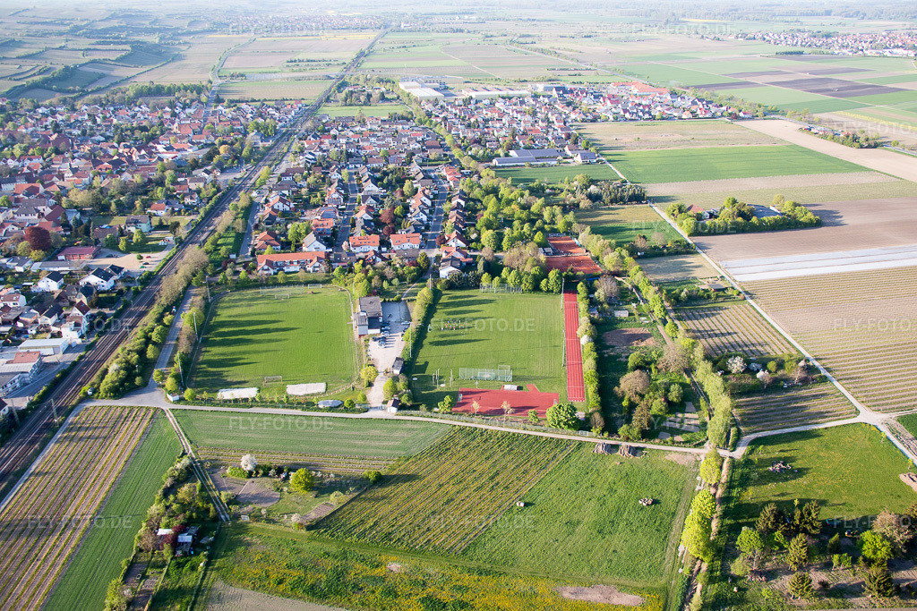 Luftbild: Ortsansicht der Straßen und Häuser der Wohngebiete in Alsheim im Bundesland Rheinland-Pfalz in Deutschland. Foto: IMG_077631.jpg vom 23.04.2015 durch Werner Riehm/FLY-FOTO.de