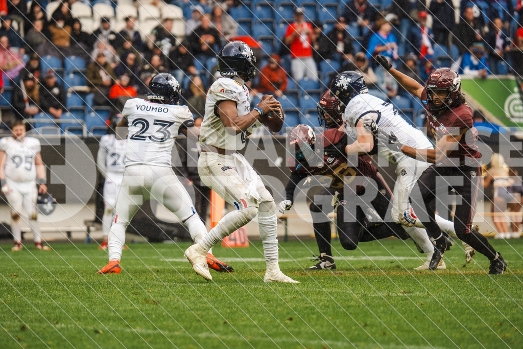 GER Rhein Fire vs. Paris Musketeers, Football, European League of Football, Spieltag 4, Saison 2025, 08.06.2025 | GER Rhein Fire vs. Paris Musketeers, Football, European League of Football, Spieltag 4, Saison 2025, 08.06.2025Foto: Fabian Friese - Realisiert mit Pictrs.com