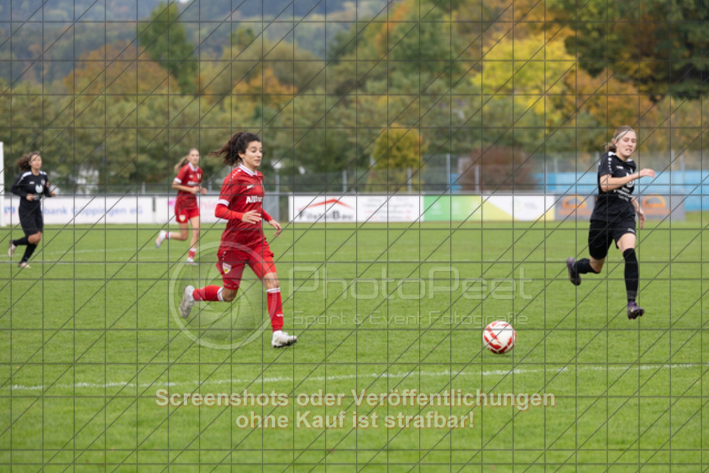 20251012_144109_1241 | #,1.FC Donzdorf (schwarz) vs. VfB Stuttgart II (rot), Fussball, Frauen-Verbandsliga Württemberg, 05. Spieltag, Saison 2025/2026, Rasenplatz Lautertal Stadion, Süßener Straße 16, 73072 Donzdorf, 12.10.2025 - 13:00 Uhr,Foto: PhotoPeet-Sportfotografie/Peter Harich