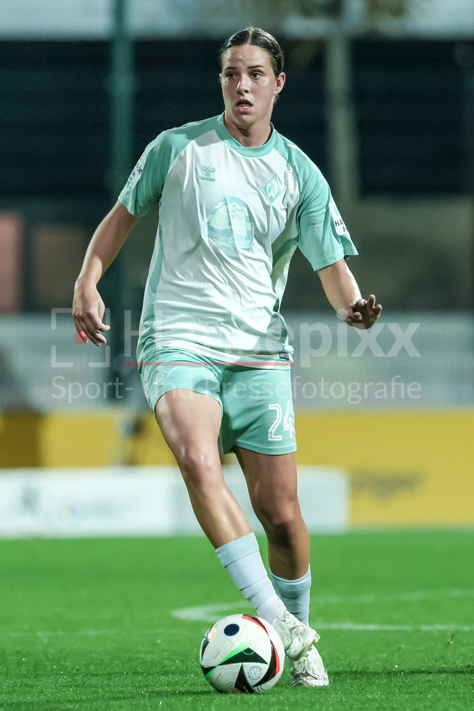Fussball, Google Pixel Frauen-Bundesliga, RB Leipzig - SV Werder Bremen | v.li.: Lara Schmidt (SV Werder Bremen, 24) am Ball, Freisteller, Einzelbild, Ganzkörper, Aktion, Action, Spielszene, DIE DFB-RICHTLINIEN UNTERSAGEN JEGLICHE NUTZUNG VON FOTOS ALS SEQUENZBILDER UND/ODER VIDEOÄHNLICHE FOTOSTRECKEN. DFB REGULATIONS PROHIBIT ANY USE OF PHOTOGRAPHS AS IMAGE SEQUENCES AND/OR QUASI-VIDEO.