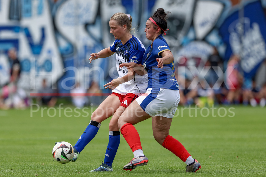 Fussball, Testspiel Frauen, Hamburger SV - Holstein Kiel | v.li.: Nina Räcke (Hamburger SV, 39) und Aryanna Naward (Holstein Kiel, 15) im Zweikampf, Duell, Dynamik, Aktion, Action, Spielszene