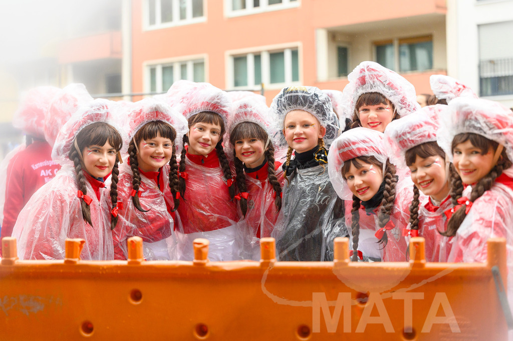 _DWA2548 | Trotz Nieselregen schlängelte sich der „Gaudiwurm“ am Sonntag durch die Nürnberger Innenstadt an tausenden Faschingsfans vorbei.  Nürnberg, 11.02.2024 - Realisiert mit Pictrs.com