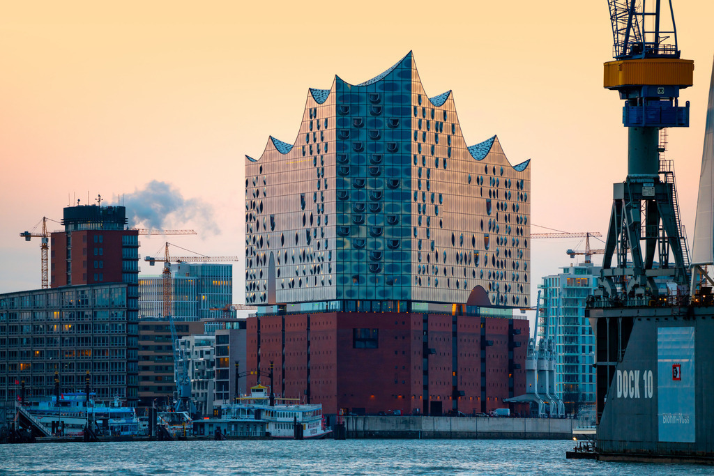 10221215 - Elbphilharmonie und Dock 10 | Blick über die Elbe vorbei am Dock 10 auf die Elbphilharmonie.