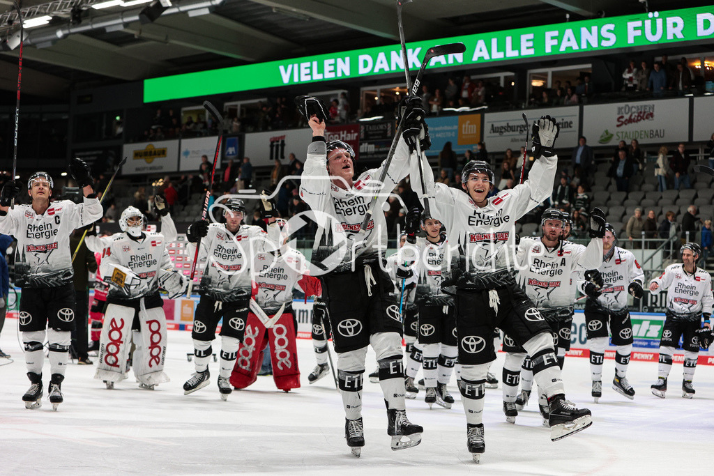 Augsburger Panther - Koelner Haie  | Die Koelner Haie feiern zusammen mit den Fans den Sieg in Augsburg
