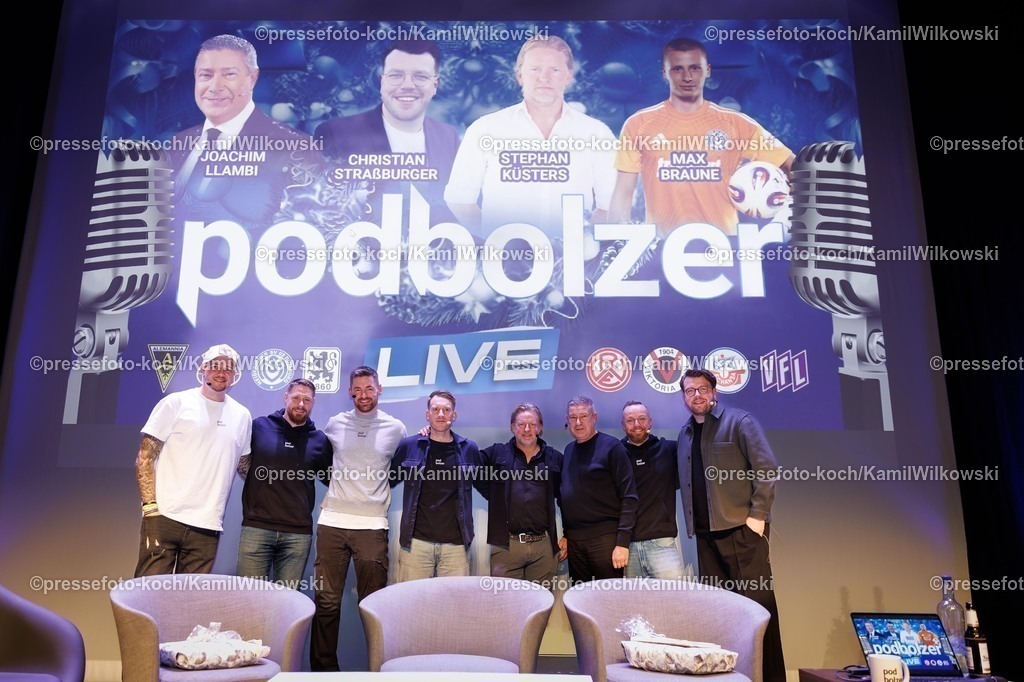 xKWIx22122501902 | 22.12.2025, Live-Podcast, PodBolzer presents - Das große Weihnachts-Spezial (Live-Podcast), Rheinhausen-Halle DuisburgPhoto: Die Gastgeber Stefan Sander, Steven Ruprecht, Sven Lesser und Michael Höfken des Podbolzer Podcast stehen zusammen mit ihren Gaesten Joachim Llambi (RTL), Christian Straßburger (Magenta &amp; Sky), Stephan Küsters (Viktoria Köln) und Max Braune (MSV Duisburg) auf der BühnePhoto: xKamilxWilkowskixPressefotoKochx
