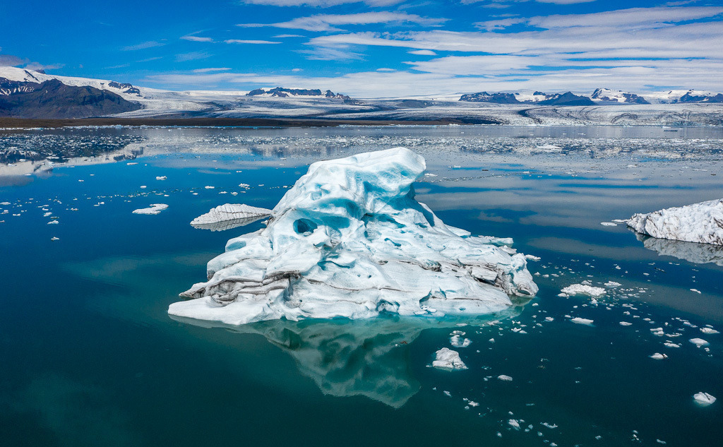 island-DJI_0546-02 | Jökulsárlón ist eine Gletscherlagune, die an den Nationalpark Vatnajökull im Südosten Islands angrenzt. Im Wasser schwimmen unzählige Eisberge des Vatnajökull-Gletschers, dessen Ausläufer im Hintergrund zu sehen ist. - Realisiert mit Pictrs.com