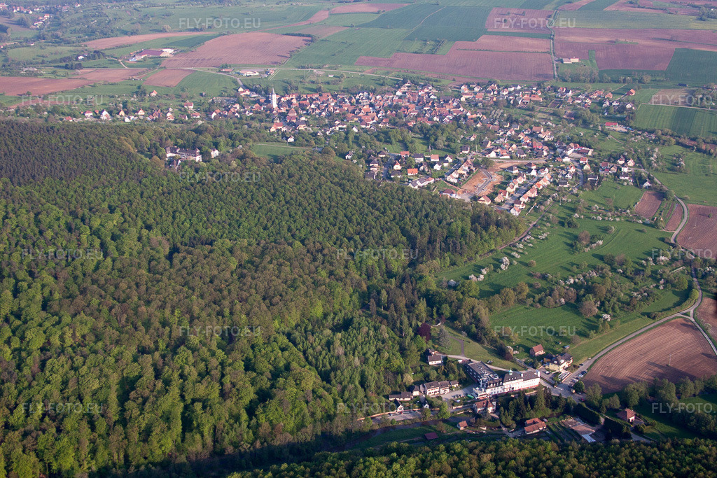 Vue aérienne: Vue de la ville à Langensoultzbach dans le département Bas Rhin, France. Photo: IMG_56826.jpg prise le 05/05/2013 par Werner Riehm/FLY-FOTO.eu – Résolution de l'original: 4752 x 3168 px