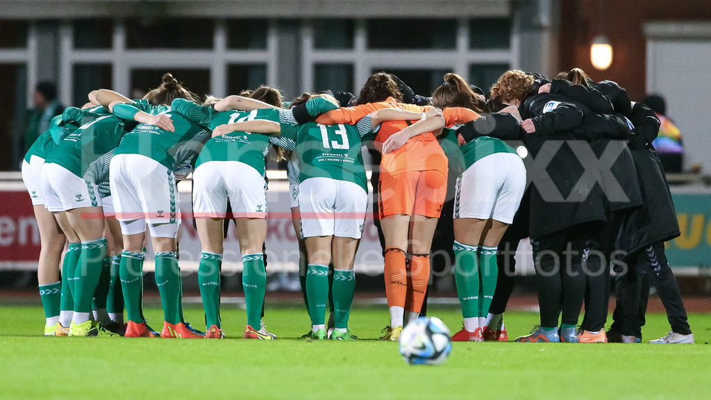 Fussball, Google Pixel Frauen-Bundesliga, SV Werder Bremen - Bayer 04 Leverkusen | v.li.: Spielerinnen des SV Werder Bremen schwören sich mit einem Mannschaftskreis ein, Teamkreis, Ansprache, Motivation, DIE DFB-RICHTLINIEN UNTERSAGEN JEGLICHE NUTZUNG VON FOTOS ALS SEQUENZBILDER UND/ODER VIDEOÄHNLICHE FOTOSTRECKEN. DFB REGULATIONS PROHIBIT ANY USE OF PHOTOGRAPHS AS IMAGE SEQUENCES AND/OR QUASI-VIDEO.