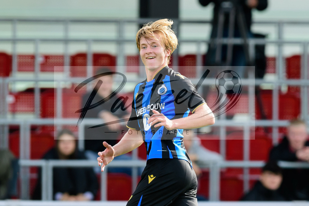 YLLEBR20210928_064 | Fussball, A-Junioren: Cisse Sandra (Club Brugge KV) Torjubel, jubelt nach seinem Treffer zum 1:2 beim Spiel der UEFA Youth League zwischen RB Leipzig und FC Bruegge im Stadion am Cottaweg am 28.09.2021 in Leipzig, Deutschland. - Realisiert mit Pictrs.com