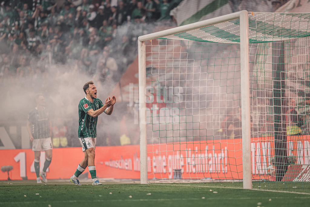 Fußball | Männer | Saison 2025/2026 | 1. Fußball-Bundesliga | 30. Spieltag | SV Werder Bremen vs. Hamburger SV | 18.04.2026 | Senne Lynen (#14, SV Werder Bremen) freut sich in Richtung Fans