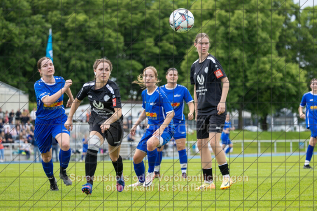 20250529_141354_0943 | #,  SGM Wendlingen-Ötlingen II (blau) vs. 1.FC Donzdorf II (schwarz), Fussball, Frauen-Bezirkspokal Finale Saison 2024/2025, Rasenplatz VfL Stadion Kirchheim, Jesinger Straße 105, 73230 Kirchheim, 29.05.2025 - 13:00 Uhr,Foto: PhotoPeet-Sportfotografie/Peter Harich