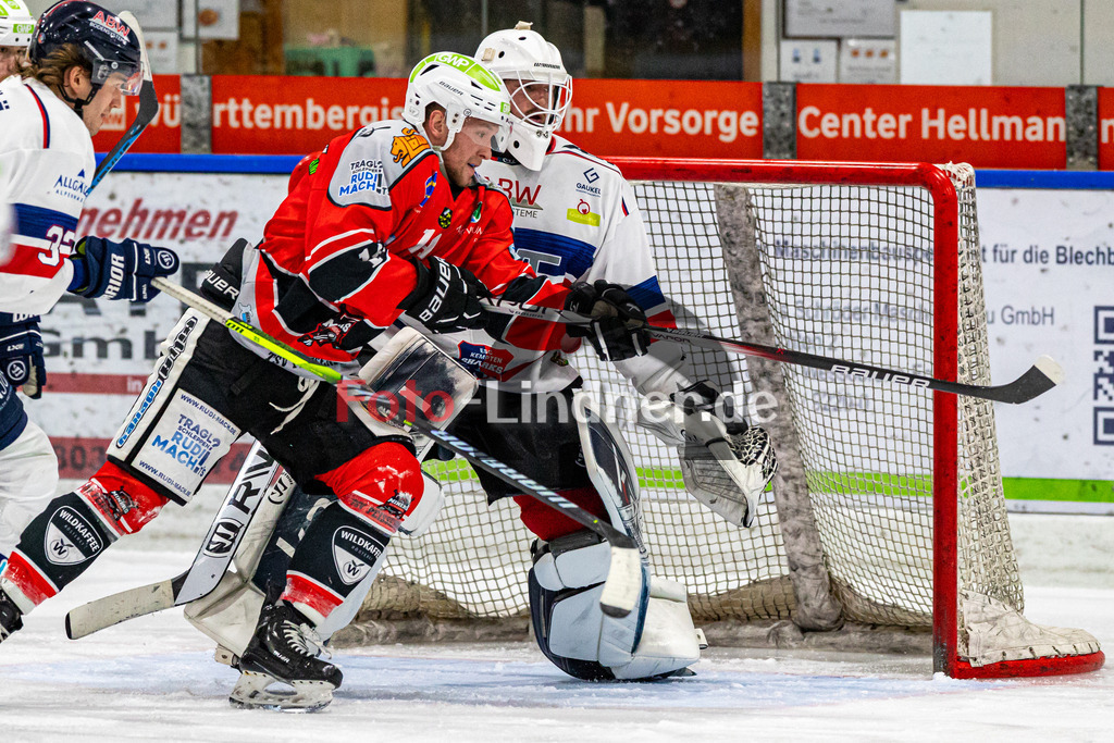 TSV Peißenberg Miners vs ESC Kempten SHARKS | Eishockey Bayernliga 2023/2024, TSV Peißenberg Miners vs ESC Kempten SHARKS, 20240121,
Lukas ARTUS (Miners 14) in Aktion,
2024-01-21 in Peißenberg (Eisstadion)
14 Lukas ARTUS (Miners 14), 52 Jakob NERB (SHARKS Goalie 52)
Copyright: WolfgangxLindner foto-lindner.de