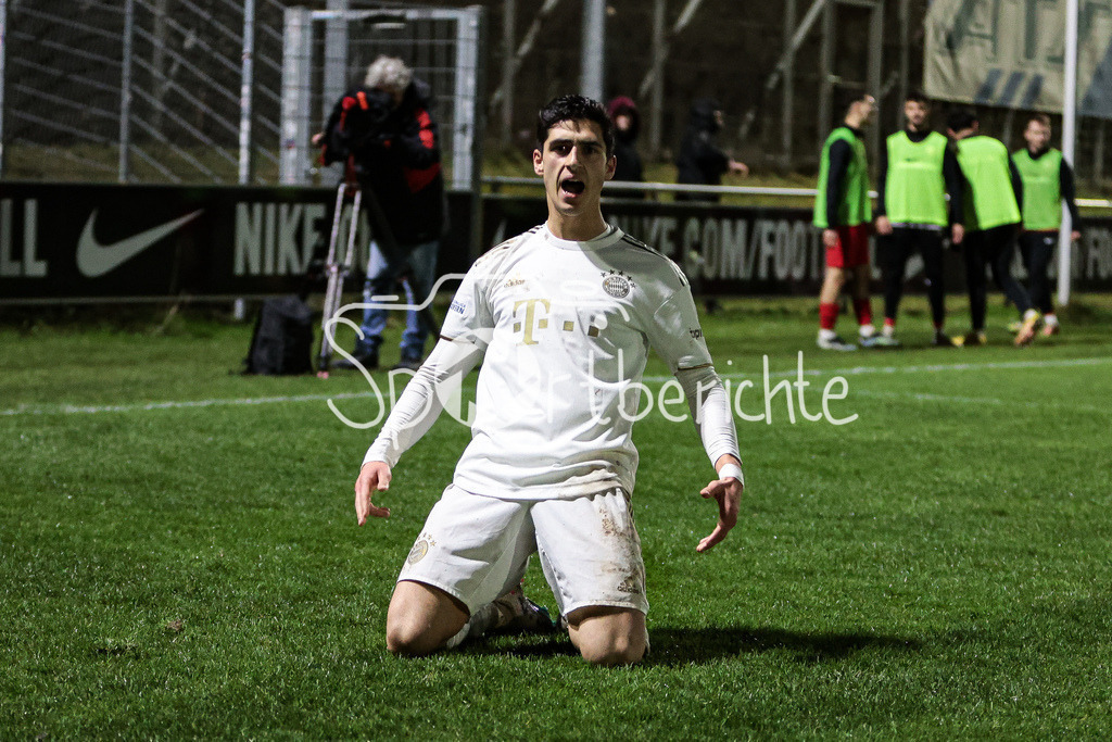 SV Heimstetten - FC Bayern Amateure | Grant-Leon RANOS (FCB #22) jubelt nach seinem Tor zum 1-5