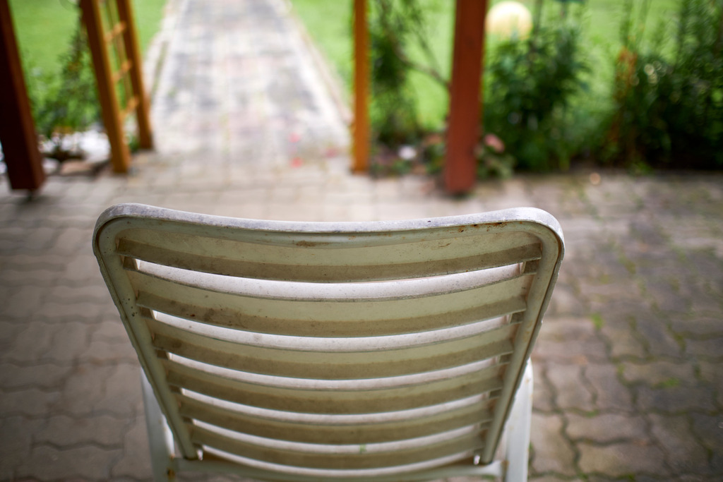 alter Kunststoffsessel in der Gartenlaube | Burgenland, Austria - June 12, 2020: alter Kunststoffsessel in der Gartenlaube. - Realisiert mit Pictrs.com