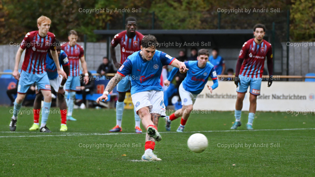 Holstein Kiel II vs SC Weiche Flensburg | Noah Gumpert (Holstein #10) erzielt hier per Foulelfmeter das 2-2 - Fußball-Regionalliga Nord Männer 2024/2025 / Holstein Kiel II vs SC Weiche Flensburg / Citti Fussball Park - Projensdorf / Kiel / 03.11.24 - Realisiert mit Pictrs.com