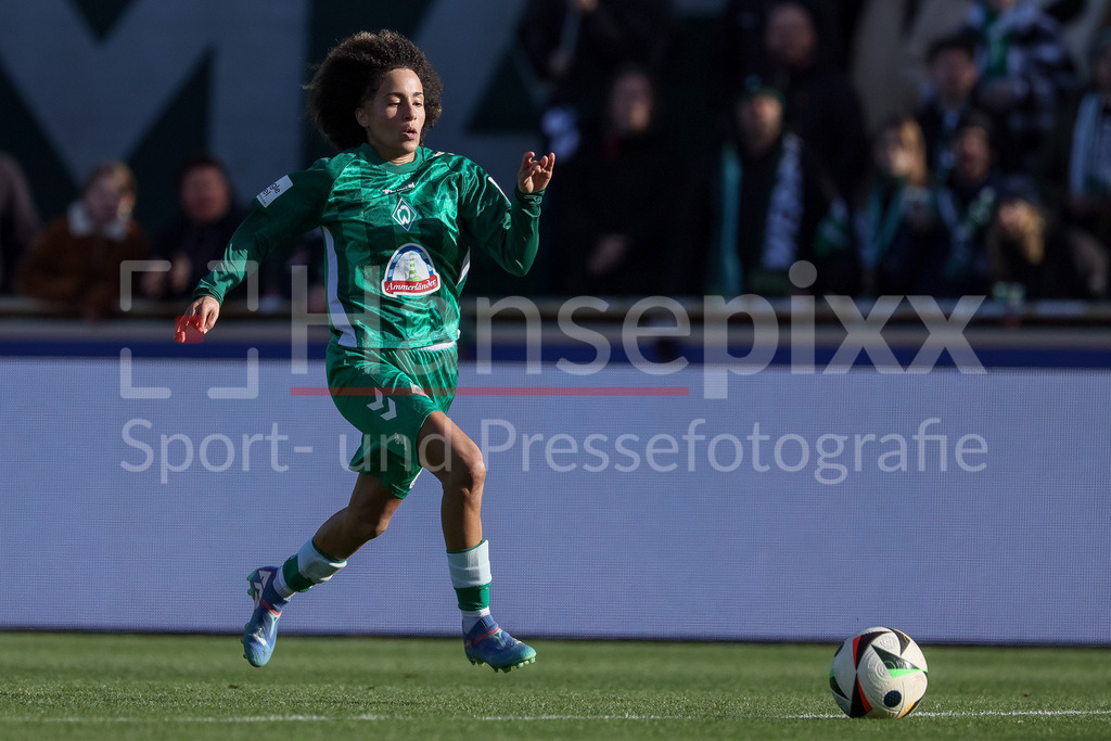 Fussball, Google Pixel Frauen-Bundesliga, SV Werder Bremen - SGS Essen | v.li.: Amira Arfaoui (SV Werder Bremen, 8) am Ball, Freisteller, Einzelbild, Ganzkörper, Aktion, Action, Spielszene, DIE DFB-RICHTLINIEN UNTERSAGEN JEGLICHE NUTZUNG VON FOTOS ALS SEQUENZBILDER UND/ODER VIDEOÄHNLICHE FOTOSTRECKEN. DFB REGULATIONS PROHIBIT ANY USE OF PHOTOGRAPHS AS IMAGE SEQUENCES AND/OR QUASI-VIDEO.