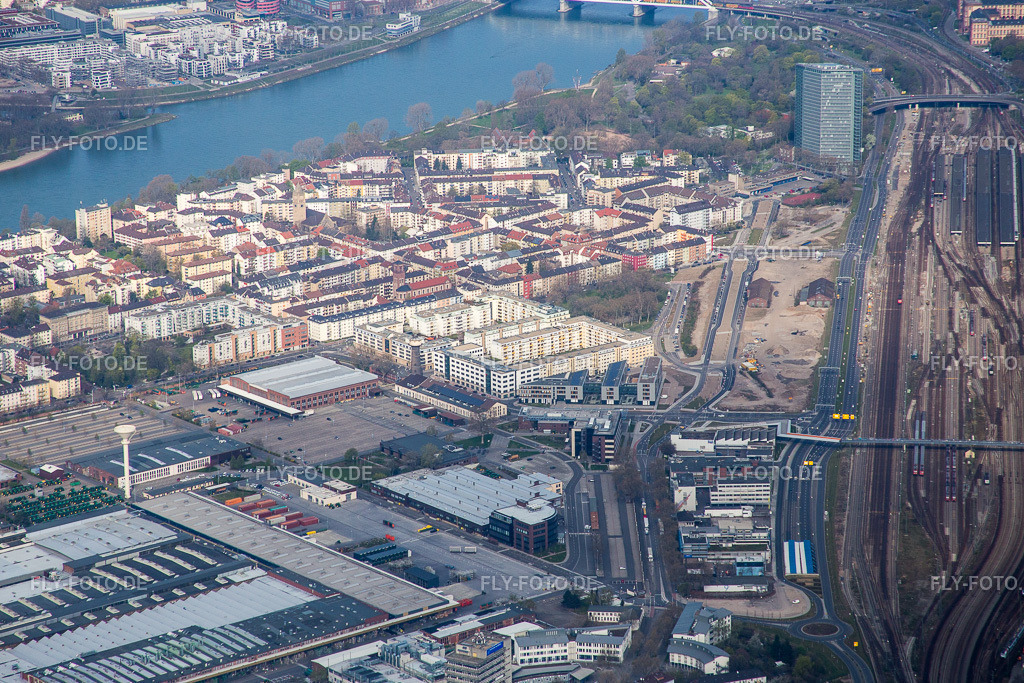 Werksgelände der ehemaligen Traktorenfabrik Lanz (John Deere) | Luftbild: Werksgelände der ehemaligen Traktorenfabrik Lanz (John Deere) im Ortsteil Lindenhof in Mannheim im Bundesland Baden-Württemberg in Deutschland. Foto: IMG_076978.jpg vom 12.04.2015 durch Werner Riehm/FLY-FOTO.de - Realisiert mit Pictrs.com